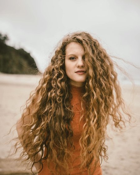 Кудрявая девушка