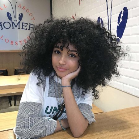 Девушка кудрявая