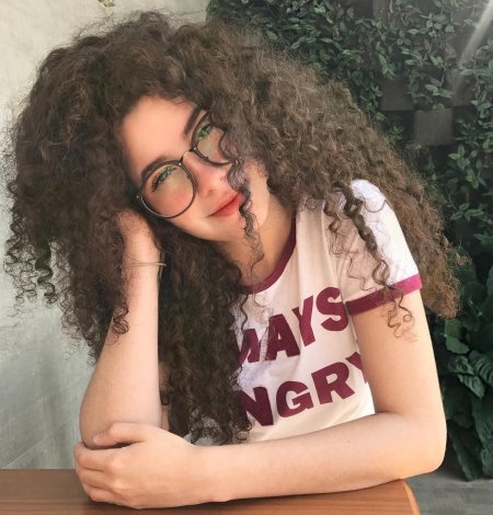 Кудрявая девушка