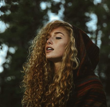 Рыжая кудрявая девушка