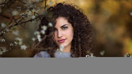 Девушка кудрявая