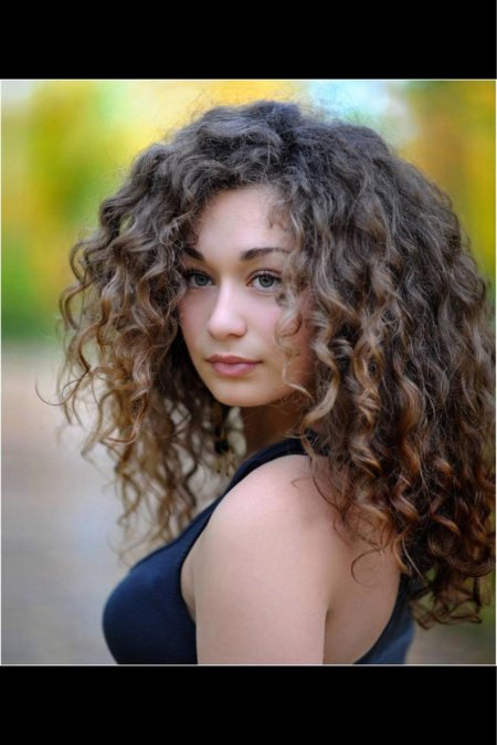 Кудрявые девушки у деревьев