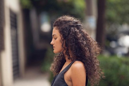 Девушка кудрявая