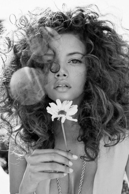 Кудрявая девушка