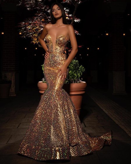 Девушки в блестящих платьях