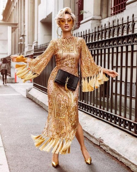 Платье золотого цвета