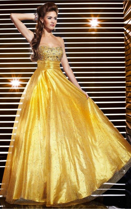 Платье золотистого цвета