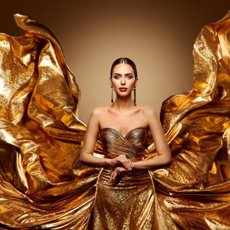 Девушка в золотистом платье