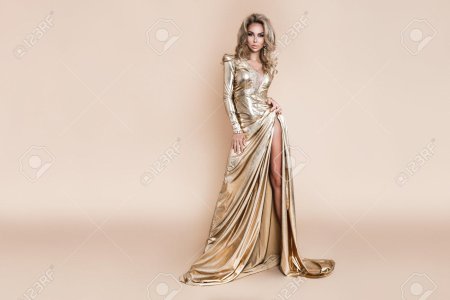 Девушка в золотом платье
