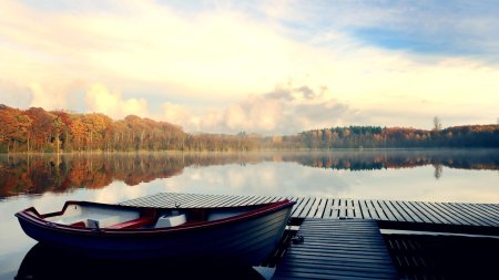 Лодка на озере