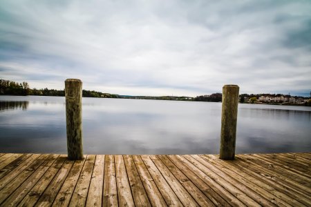 Деревянный мостик на озере