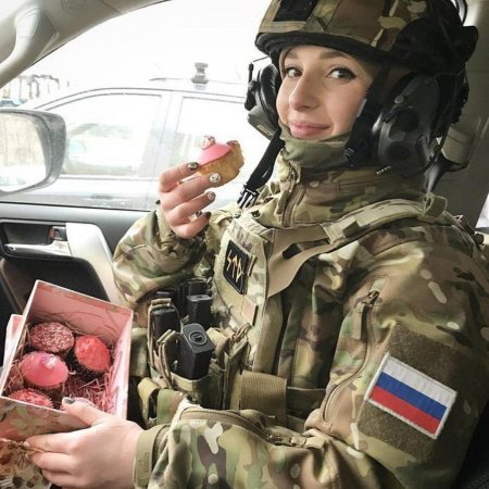 Девушка в военной форме