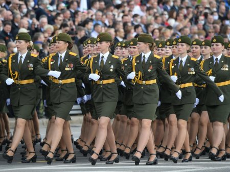 Женщины на параде победы