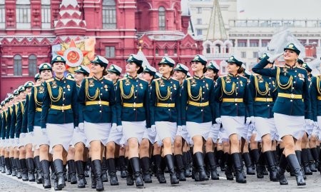 Женщины на параде победы