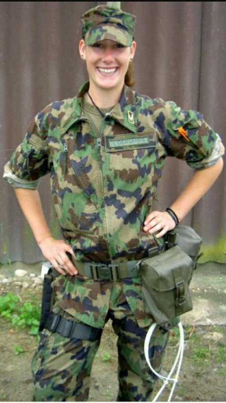 Девушка в военной форме