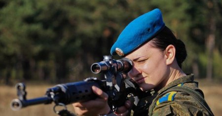 Женщина военная