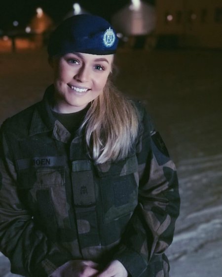 Девушка в военной форме