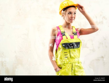 Девушка строитель