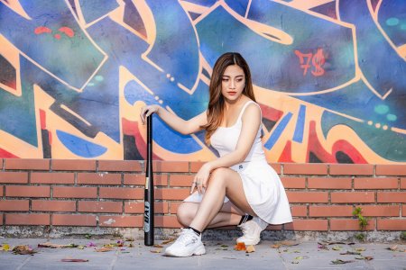 Девушка с битой