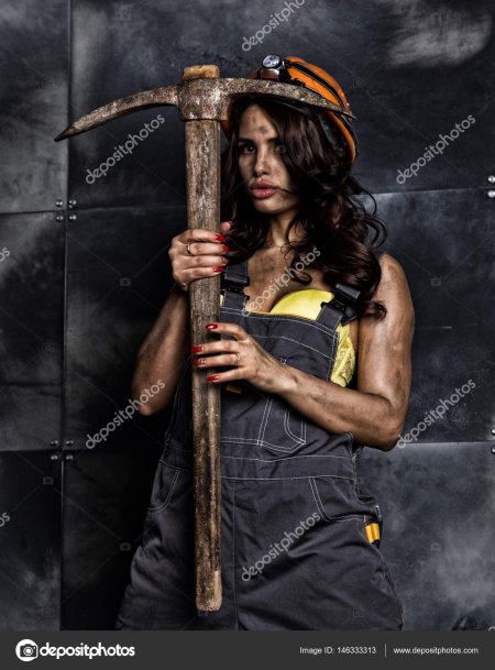 Девушка с киркой