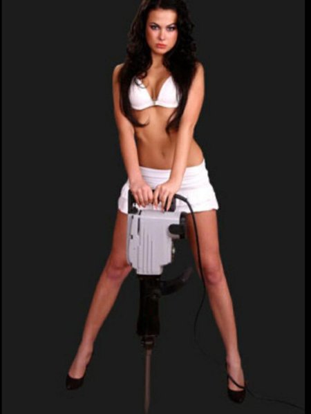 Девушка с отбойным молотком