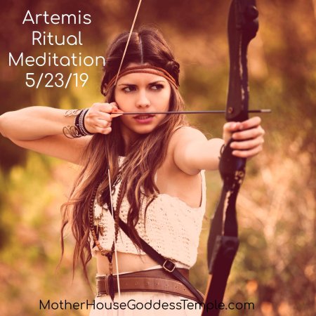 Девушка с луком