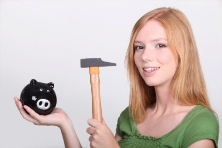 Девушка с молотком