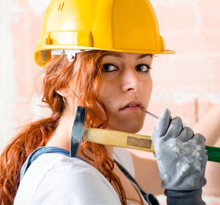 Женщина с молотком