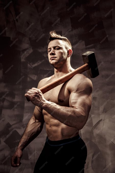 Мужчина с молотом