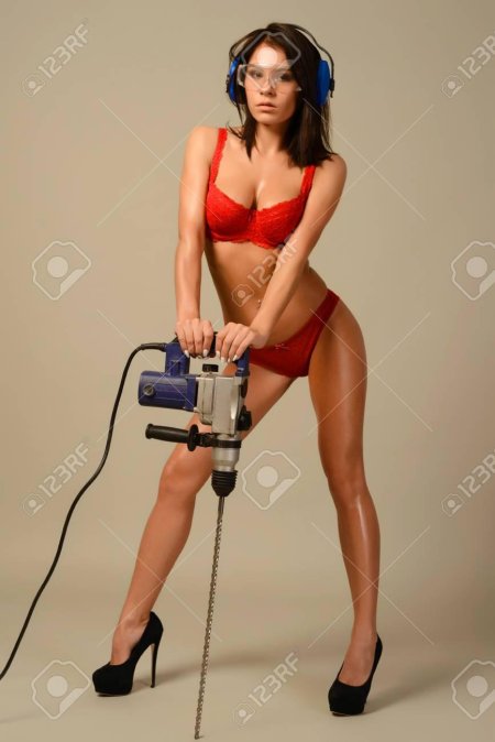 Девушка с перфоратором