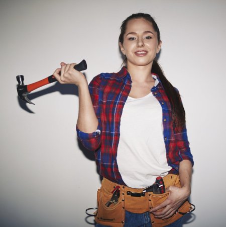 Девушка строитель