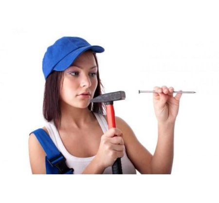 Женщина с молотком