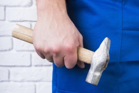 Молоток забивает