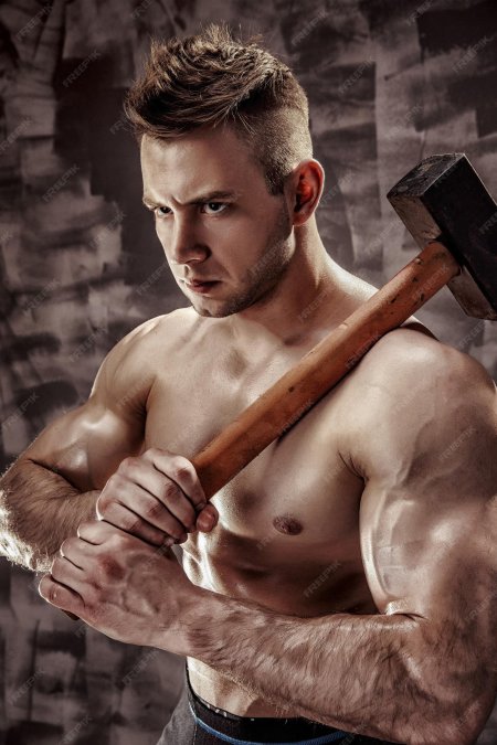 Мужчина с кувалдой
