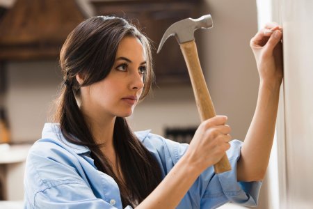 Девушка с молотком