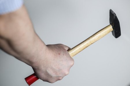Рука с молотком