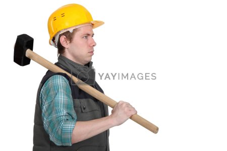 Рабочий с кувалдой