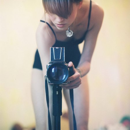 Девушка позирует фотографу