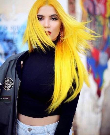 Девушка с желтыми волосами