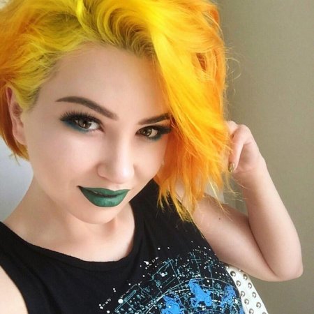 Девушка с желтыми волосами