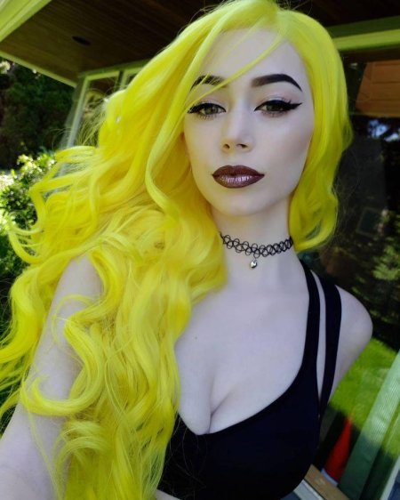 Свити фокс с желтым волосами блондинка