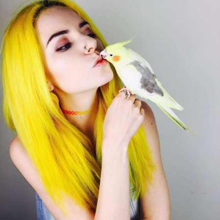 Девушка с желтыми волосами