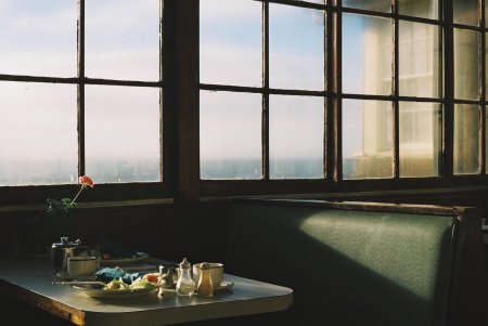 Столик в кафе у окна