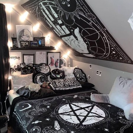 Готическая комната подростка