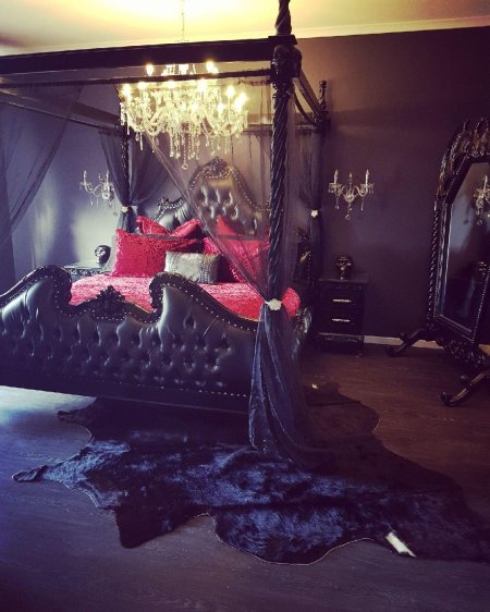Королевская кровать с балдахином готика