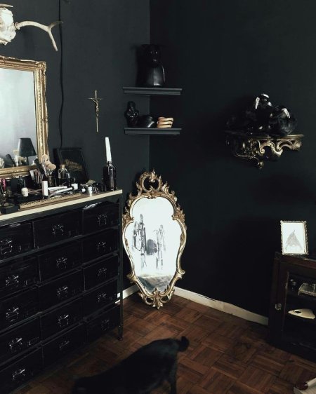 Готическая спальня