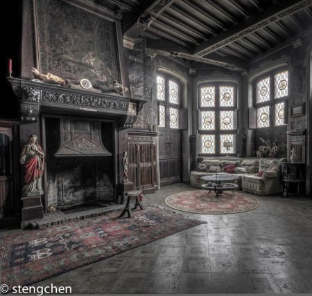 Камин в готическом стиле