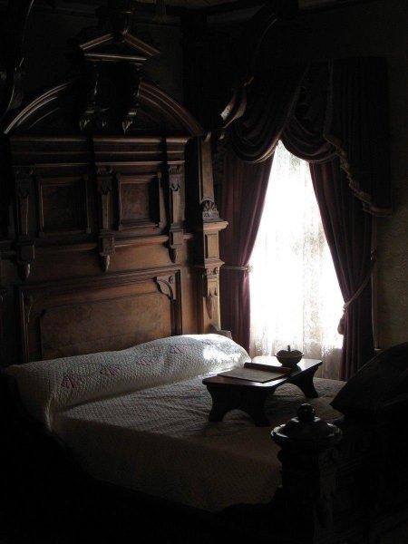 Спальня в готическом стиле