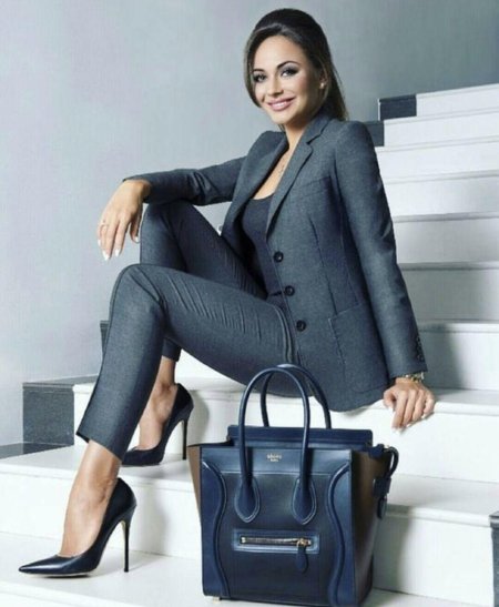 Женские деловые костюмы