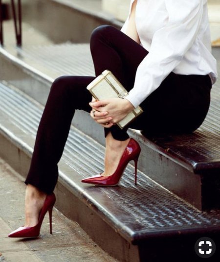 Девушка в красных туфлях